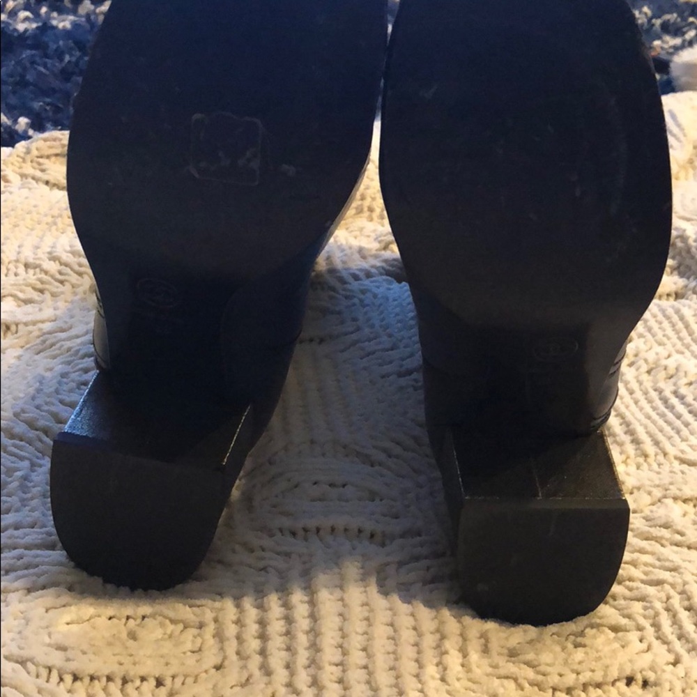 Chanel leather boots with pearl buttons - Picture 8 of 8